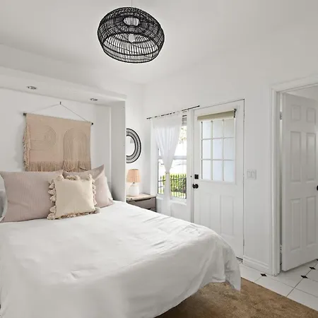 Oceanside Private Beautiful Beachside Guest Suite